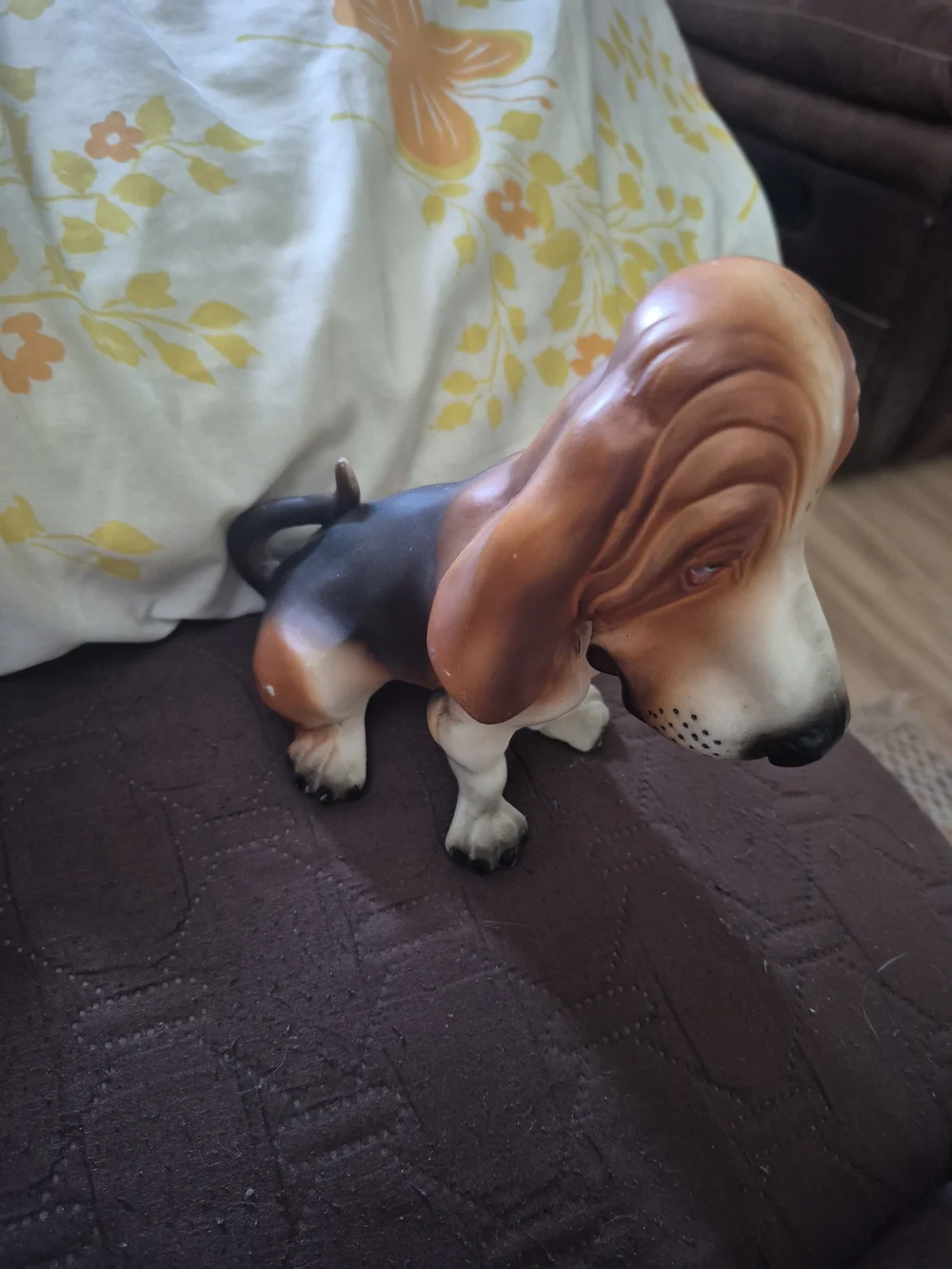 BREYER JOLLY CHOLLY Brown & Cream Basset Hound Dog Ceramic Figurine - Pet Décor